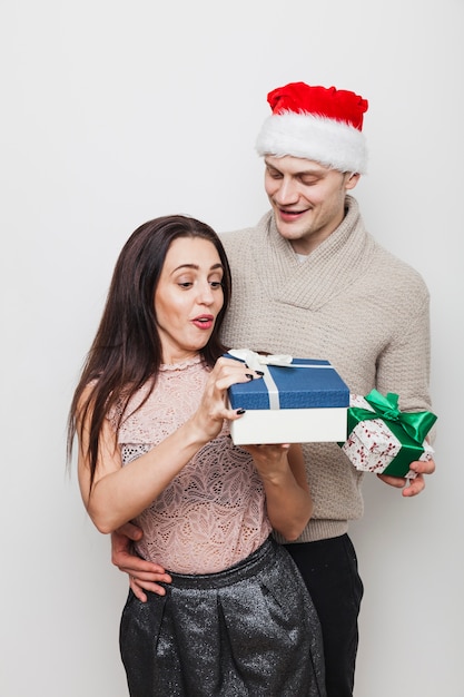 Pareja feliz con cajas de regalo