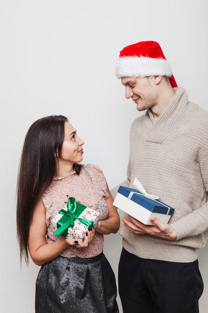 Foto gratuita pareja feliz con cajas de regalo