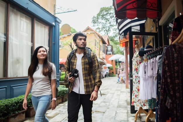 Pareja feliz caminando en los turistas urbanos, adultos jóvenes en viaje urbano caminando juntos.