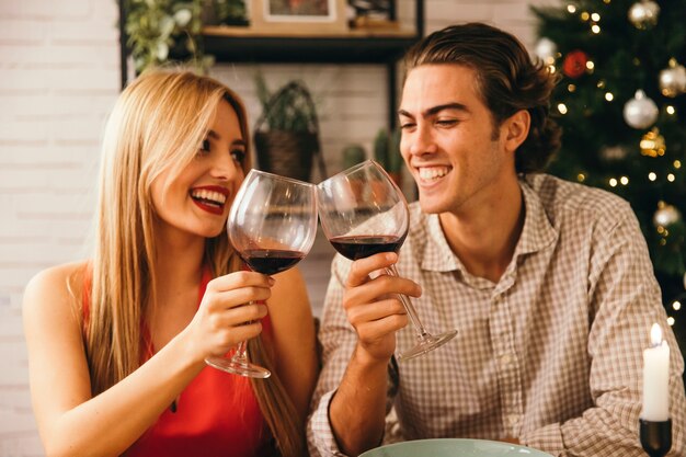 Pareja feliz en cena de navidad