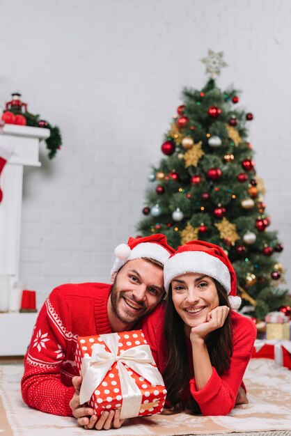 Pareja feliz, cerca, árbol de navidad