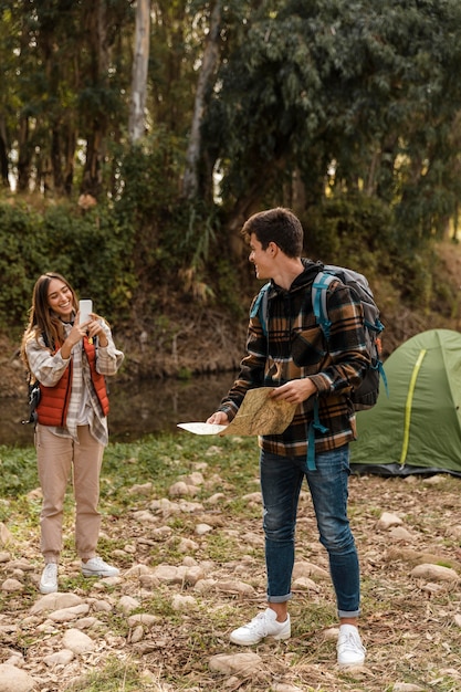 Pareja feliz en la chica del bosque tomando una foto