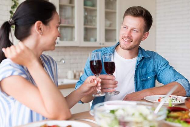 Pareja feliz comiendo juntos