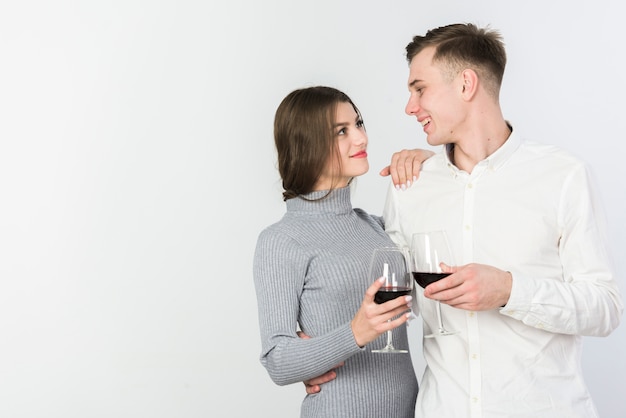 Foto gratuita pareja feliz copas copas de vino