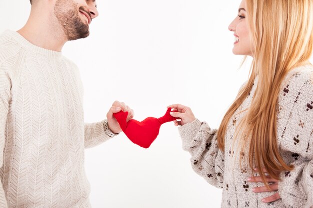 Pareja feliz con corazón afelpado