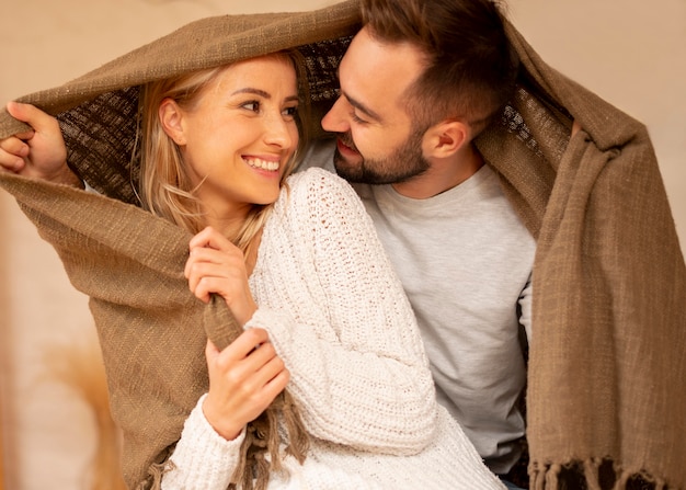 Foto gratuita pareja feliz, debajo, manta