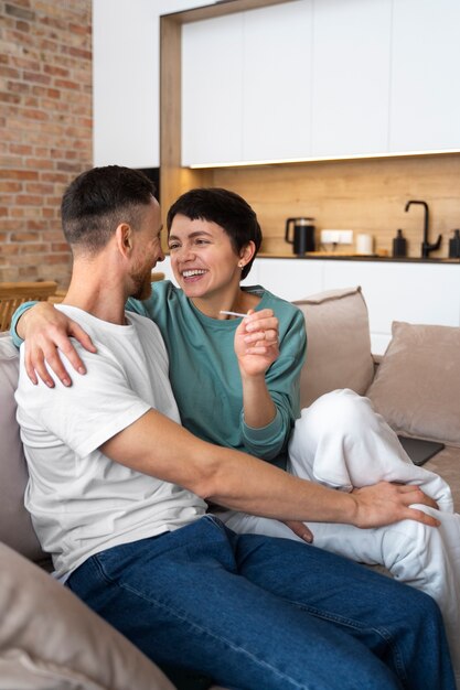 Una pareja feliz descubre que van a ser padres gracias a una prueba de embarazo