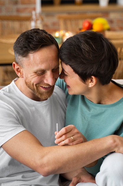 Foto gratuita una pareja feliz descubre que van a ser padres gracias a una prueba de embarazo