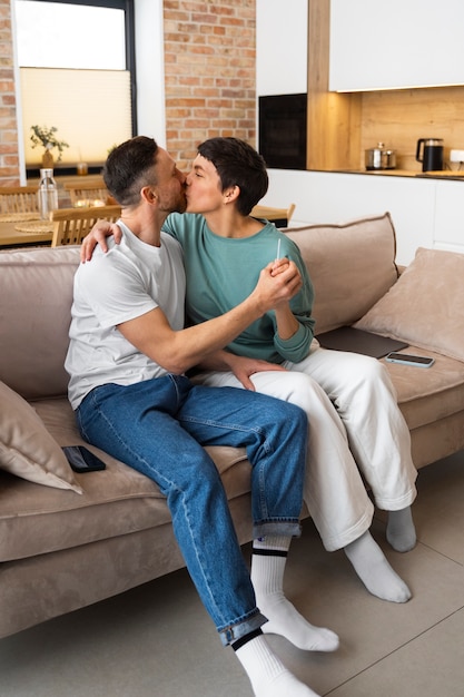 Foto gratuita una pareja feliz descubre que van a ser padres gracias a una prueba de embarazo