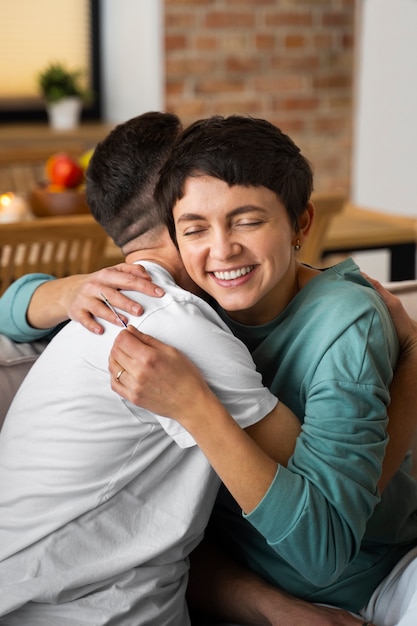 Foto gratuita una pareja feliz descubre que van a ser padres gracias a una prueba de embarazo