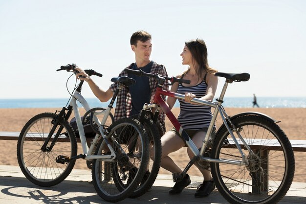 Pareja feliz después de andar en bicicleta