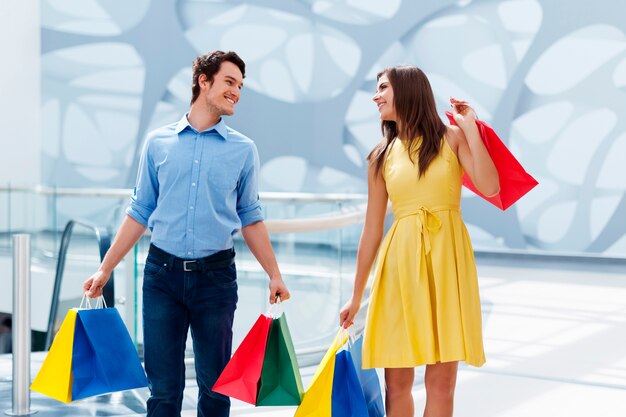 Pareja feliz después de una compra exitosa