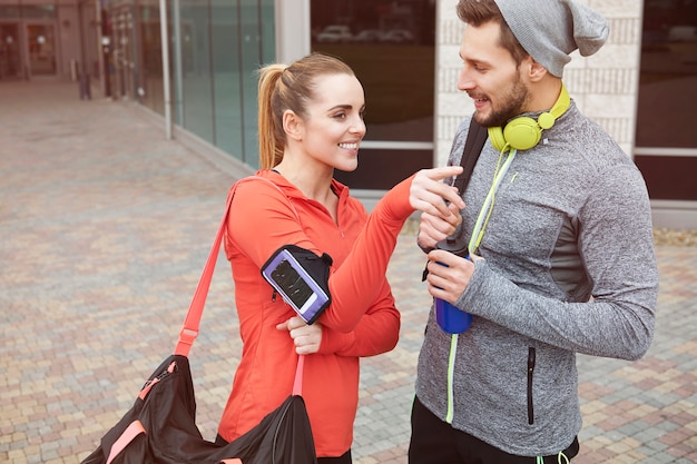 Pareja feliz después del gimnasio