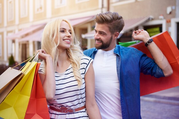 Pareja feliz después de grandes compras