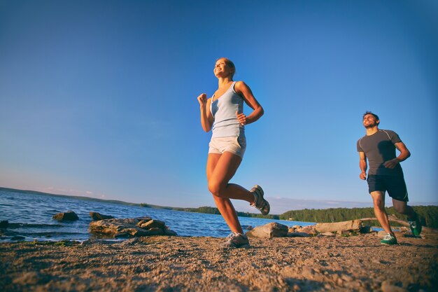 Pareja feliz entrenando para la maratón