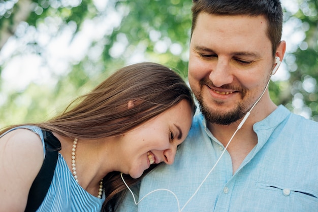 Pareja feliz escuchando música