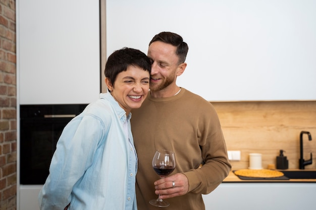 Foto gratuita pareja feliz esperando un hijo