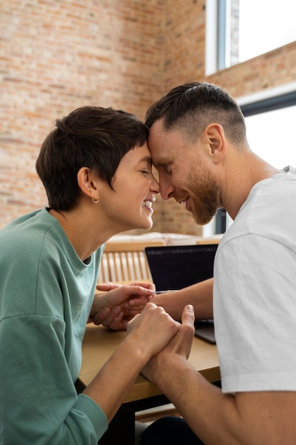 Pareja feliz esperando un hijo