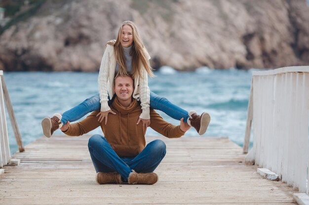 pareja feliz en estilo casual cerca del mar