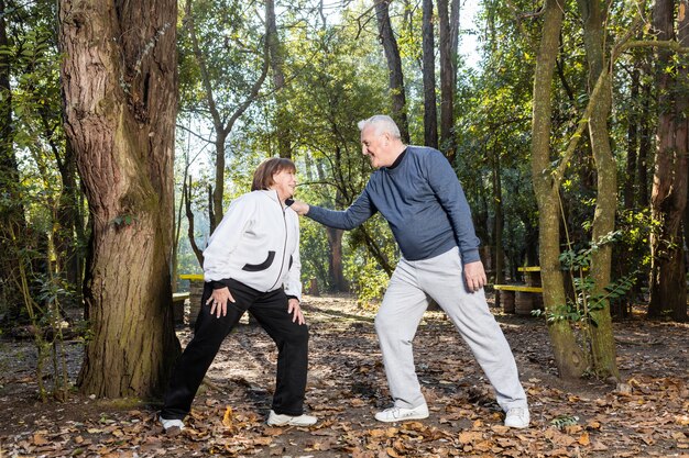 Pareja feliz estirando antes de comenzar a caminar