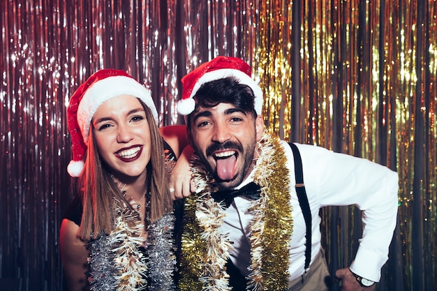 Foto gratuita pareja feliz en fiesta de año nuevo