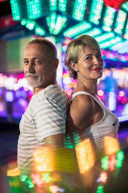 Pareja feliz en el fondo de lámparas brillantes