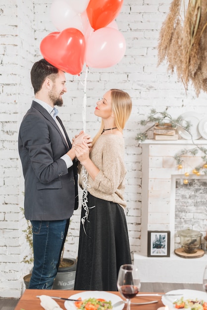 Foto gratuita pareja feliz con globos romanticos