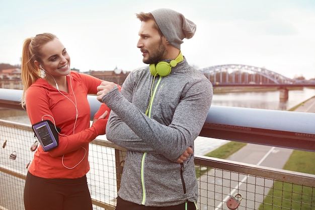 Pareja feliz haciendo ejercicio al aire libre