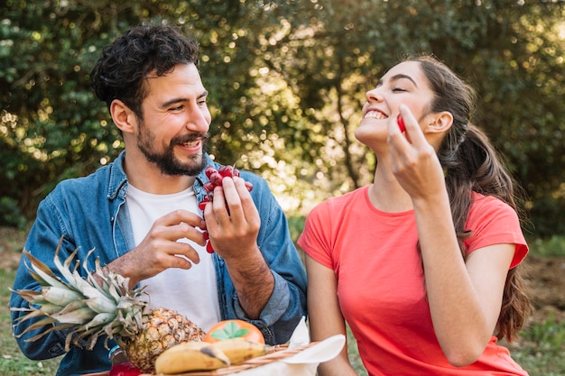 Pareja feliz haciendo un picnic 