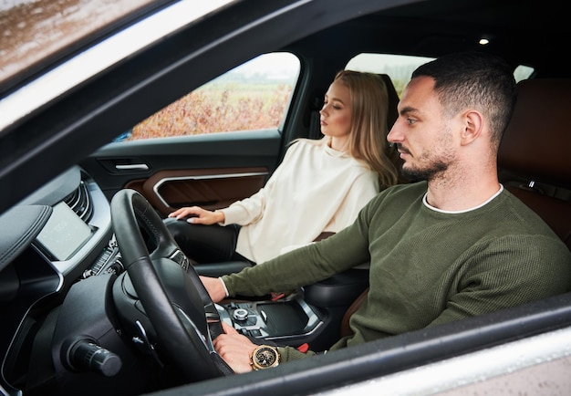 Pareja feliz hombre y mujer viajando en coche