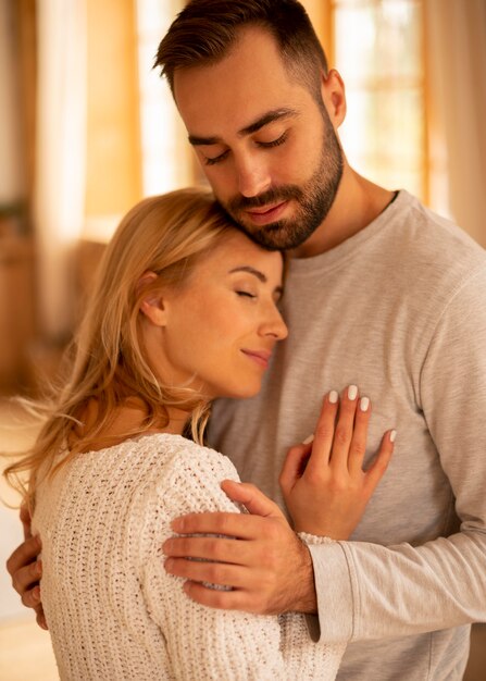 Una pareja feliz en el interior.