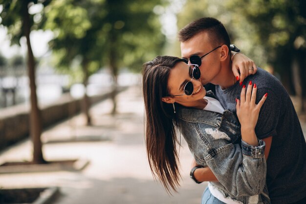 Pareja feliz juntos en el parque