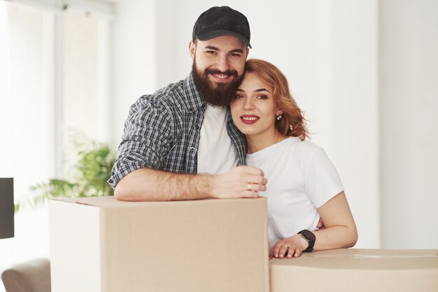 Pareja feliz juntos en su nueva casa. Concepción de mudanza