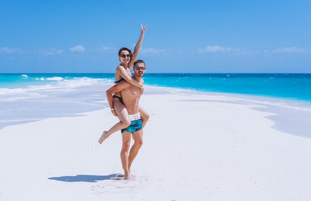 Pareja feliz juntos en unas vacaciones junto al mar