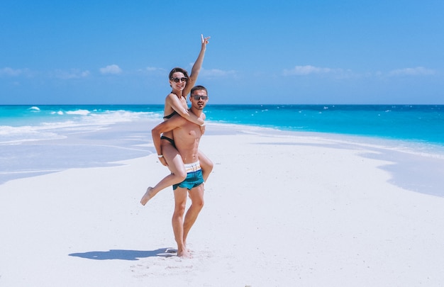 Pareja feliz juntos en unas vacaciones junto al mar