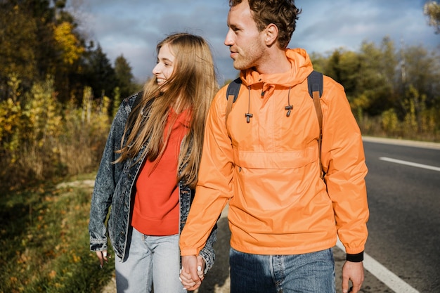 Foto gratuita pareja feliz juntos en un viaje por carretera