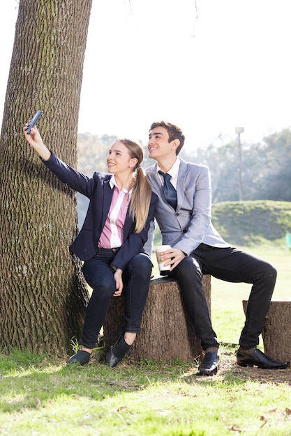 Pareja feliz listos para la foto