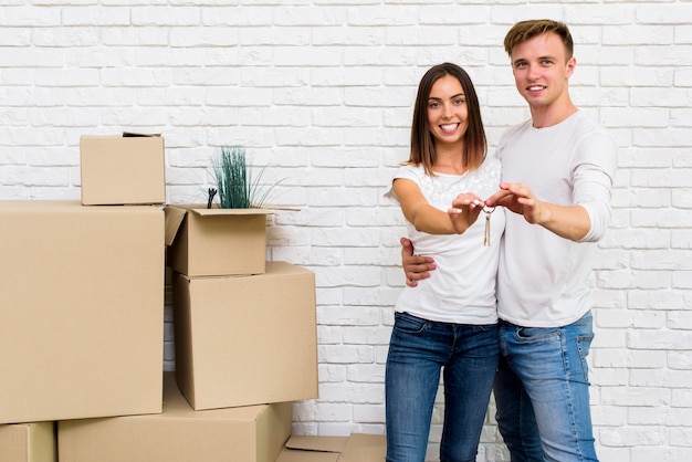 Pareja feliz con llaves de casa