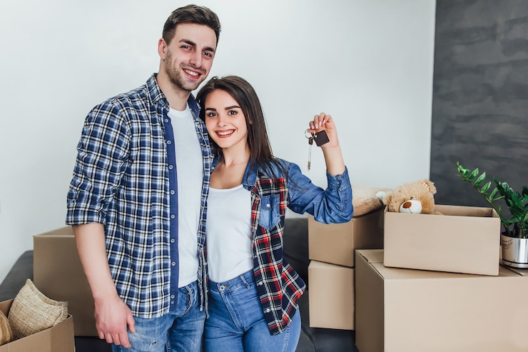Foto gratuito una pareja feliz con las llaves de sus nuevos apartamentos.