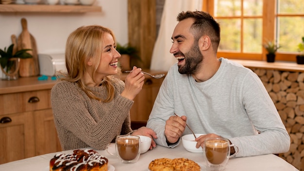 Pareja feliz en la mesa juntos