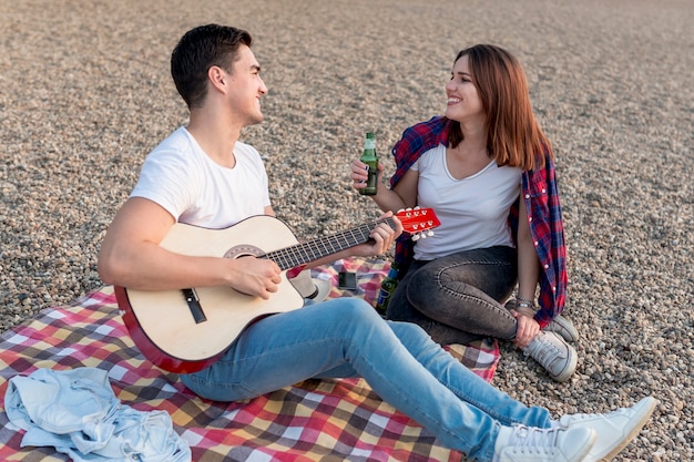 Foto gratuita pareja feliz mirando el uno al otro en un picnic