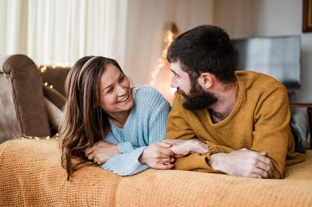 Pareja feliz mirando el uno al otro