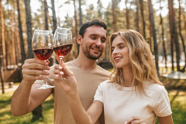 Pareja feliz mirando en el amor mientras celebra su aniversario