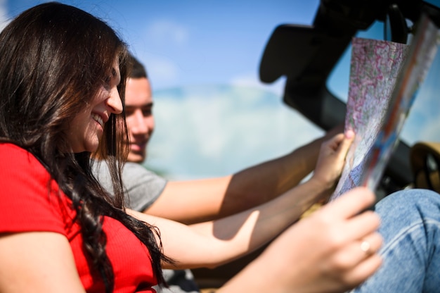 Pareja feliz mirando el mapa