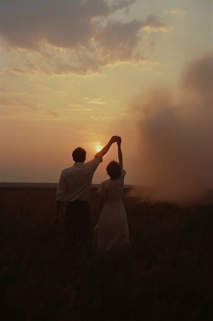 Una pareja feliz mirando la puesta de sol