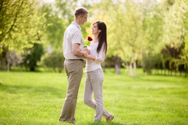 Pareja feliz mirándose el uno al otro en el parque