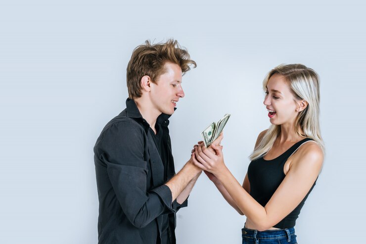 Foto gratuito pareja feliz muestra dólar billete hacer algunos negocios