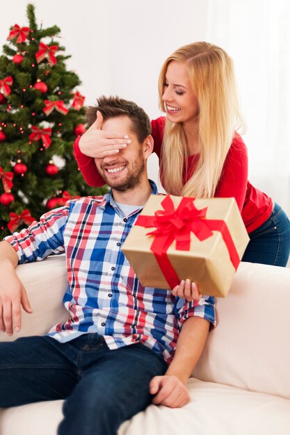 Pareja feliz durante la Navidad