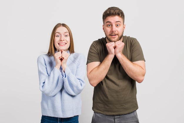 Foto gratuita pareja feliz nerviosa