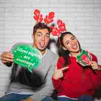 Foto gratuita pareja feliz con pegatinas de navidad